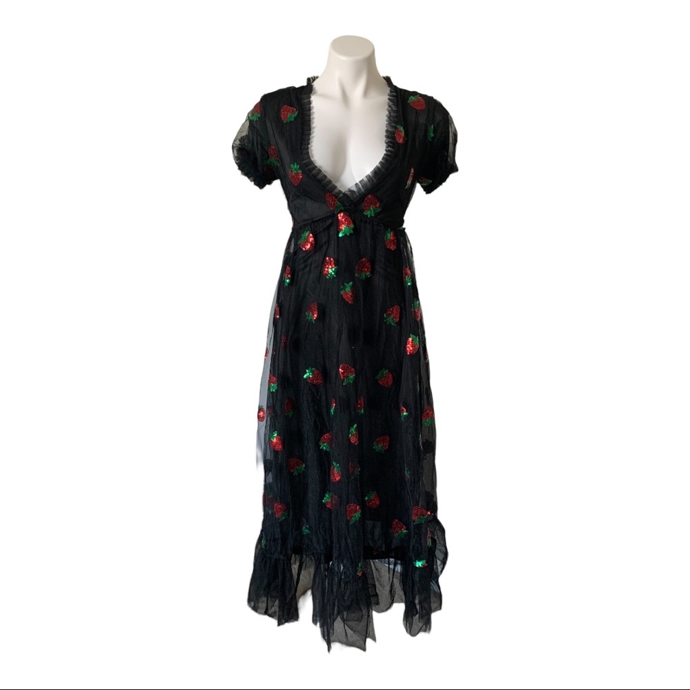 Black Strawberry Puff Shoulder Plisse Tulle Dress